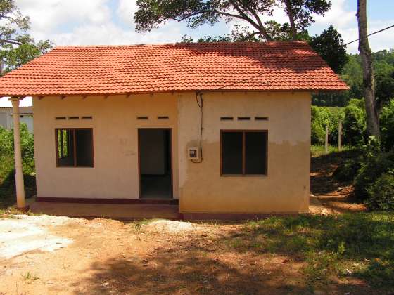 Dit huis probeert Baba zo snel mogelijk van deuren en electriciteit te voorzien, zodat hij hier kan gaan wonen. Zodat hij eindelijk zijn Barak van 3,5m bij 3,5m kan verlaten.